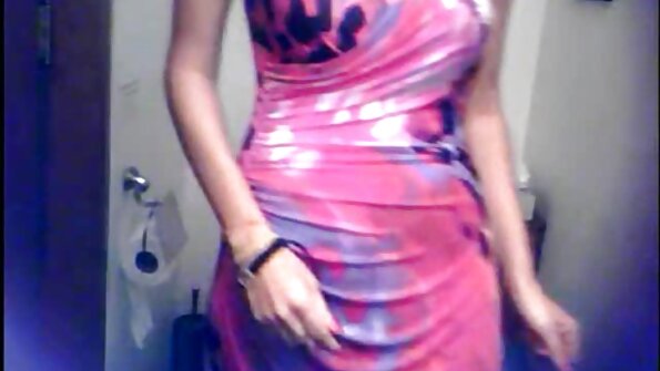 ਕੁੱਕੜ ਨੂੰ ਪਿਆਰ ਕਰਨ ਵਾਲੀ ਇੱਕ ਵੱਡੀ ਗਧੇ ਵਾਲੀ ਕੁੜੀ ਆਪਣੇ ਸਰੀਰ ਵਿੱਚ ਦਾਖਲ ਹੋਣ ਨੂੰ ਮਹਿਸੂਸ ਕਰ ਰਹੀ ਹੈ