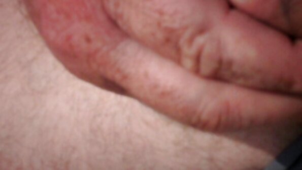 ਇੱਕ ਵਾਲਾਂ ਵਾਲੀ ਚੂਤ ਵਾਲਾ ਇੱਕ ਮੁਰਗਾ ਇੱਕ ਜੋੜੇ ਦੇ ਨਾਲ ਹੈ, ਇੱਕ ਤਿੱਕੜੀ ਕਰ ਰਿਹਾ ਹੈ