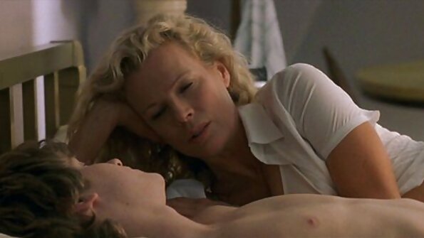 ਇੱਕ ਹਾਰਡਕੋਰ ਨੌਜਵਾਨ ਕਿਸ਼ੋਰ ਸਖਤ ਚੁਦਾਈ ਕਰਨ ਲਈ ਆਪਣੀਆਂ ਲੱਤਾਂ ਨੂੰ ਚੌੜਾ ਕਰਦਾ ਹੈ