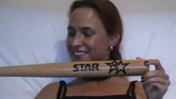 ਇੱਕ ਗਰਮ ਨੌਕਰਾਣੀ ਆਪਣੇ ਬੌਸ ਦੁਆਰਾ ਮੰਜੇ 'ਤੇ ਆਪਣੀਆਂ ਲੱਤਾਂ ਫੈਲਾ ਰਹੀ ਹੈ