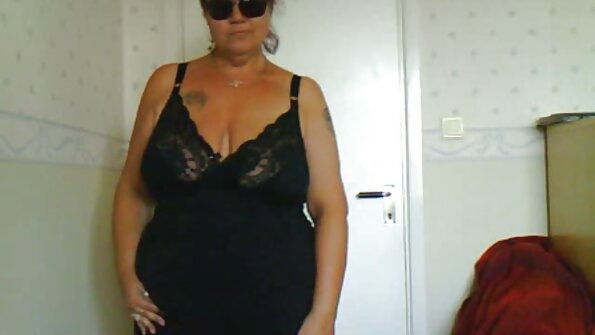 ਛੋਟੀਆਂ ਛਾਤੀਆਂ ਅਤੇ ਇੱਕ ਵੱਡੇ ਗਧੇ ਵਾਲੀ ਇੱਕ ਲੈਟੀਨਾ ਆਪਣਾ ਪਿਆਰ ਦਿਖਾ ਰਹੀ ਹੈ