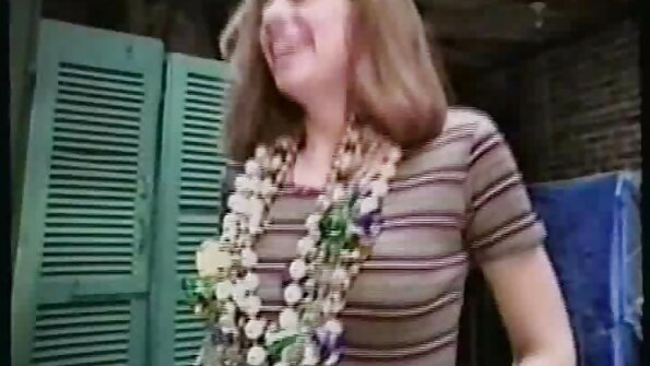 ਵੱਡੇ ਜਾਅਲੀ tits ਦੇ ਨਾਲ ਇੱਕ ਮਿਲ੍ਫ਼ ਹਨੇਰੇ ਵਿੱਚ ਸਖ਼ਤ fucked ਹੋ ਰਹੀ ਹੈ