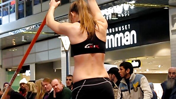 ਕੈਮਰੇ ਦੇ ਸਾਹਮਣੇ ਇੱਕ ਕਿਸ਼ੋਰ ਬ੍ਰੂਨੇਟ ਆਪਣੇ ਗਿੱਲੇ ਬੁੱਲ੍ਹਾਂ ਦੀ ਮਾਲਸ਼ ਕਰ ਰਹੀ ਹੈ