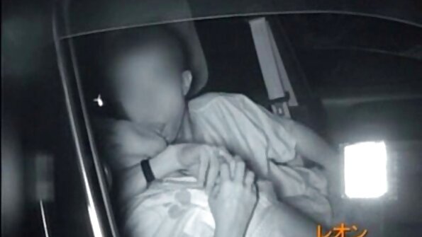 ਸੁੰਦਰ ਗੁੱਡੀ ਆਪਣੀਆਂ ਅੱਖਾਂ ਘੁੰਮਾਉਂਦੀ ਹੈ ਅਤੇ ਵਿਸ਼ਲੇਸ਼ਣ ਕੀਤੇ ਜਾ ਰਹੇ ਲਾਲ ਬੁੱਲ੍ਹਾਂ ਨੂੰ ਕੱਟਦੀ ਹੈ