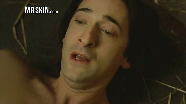 Brunette ਚੈੱਕ ਪਿਆਰਾ ਸਾਹਮਣੇ ਕਦਮ 'ਤੇ ਨਿਰਵਿਘਨ ਚੂਤ masturbates