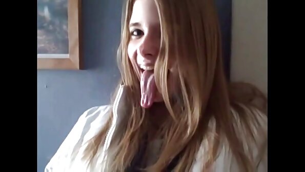 ਇੱਕ ਬੇਬੇ ਨੇ ਆਪਣਾ ਸਿਰ ਇੱਕ ਸਖ਼ਤ ਵੱਡੇ ਡਿਕ ਦੇ ਨਾਲ ਧੱਕਿਆ ਹੋਇਆ ਹੈ