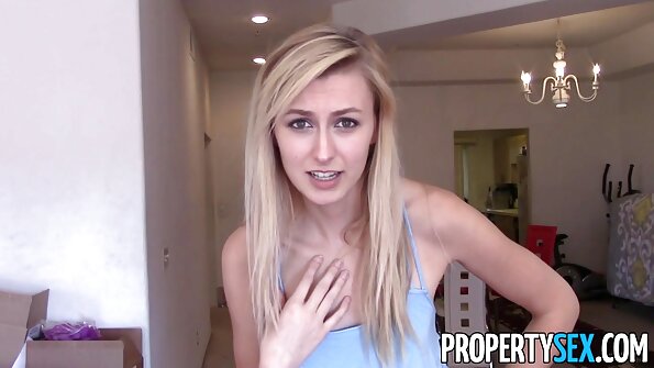 ਇੱਕ ਬਿੰਬੋ ਜਿਸ ਦੇ ਹੱਥਾਂ ਵਿੱਚ ਸੈਕਸ ਖਿਡੌਣੇ ਹਨ, ਇੱਕ ਗਰਮ ਤਰੀਕੇ ਨਾਲ ਜੈਕ ਕਰ ਰਿਹਾ ਹੈ