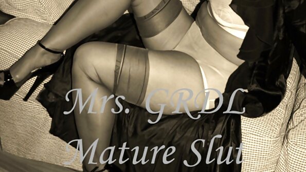 ਇੱਕ ਗੋਰੀ ਉੱਤੇ ਝੁਕਦੀ ਹੈ ਅਤੇ ਉਹ ਆਪਣੇ ਗਿੱਲੇ ਤੰਗ ਖੋਤੇ ਵਿੱਚ ਕੁੱਕੜ ਲੈਂਦੀ ਹੈ