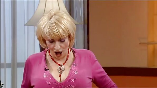 ਇੱਕ ਸੁਨਹਿਰਾ ਹੈ, ਜੋ ਕਿ ਚੰਗੇ ਵੱਡੇ ਜਾਅਲੀ boobs ਹੈ ਇੱਕ ਤਿੱਕੜੀ ਵਿੱਚ fucked ਹੈ