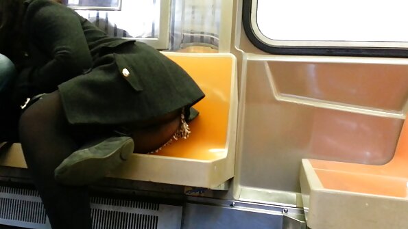 ਇੱਕ ਗੋਰਾ ਜੋ ਨਿਗਲਣਾ ਪਸੰਦ ਕਰਦਾ ਹੈ ਅੱਜ ਕਾਰ ਵਿੱਚ fucked ਹੈ