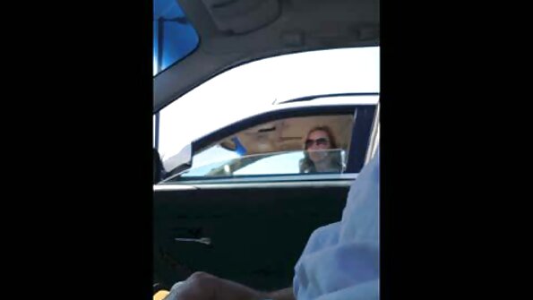 ਇੱਕ ਸੈਕਸੀ ਚੂਤ ਦੇ ਨਾਲ ਇੱਕ ਗੋਰੀ ਕੁਰਸੀ 'ਤੇ anally fucked ਹੋ ਰਹੀ ਹੈ