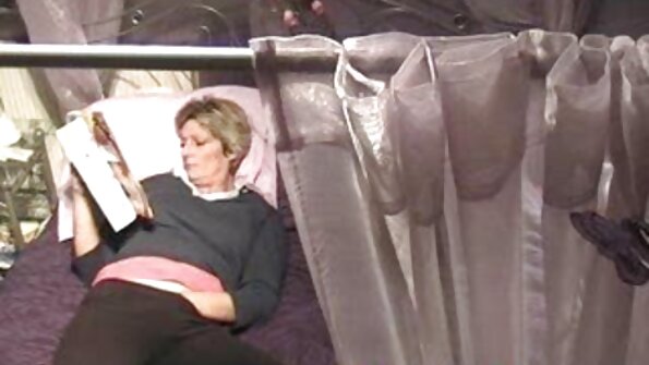 ਇੱਕ ਸਿਆਣੀ ਕੁਰਸੀ 'ਤੇ ਇਕੱਲੇ ਸਵੈ-ਪ੍ਰਵੇਸ਼ ਕਰ ਰਹੀ ਹੈ