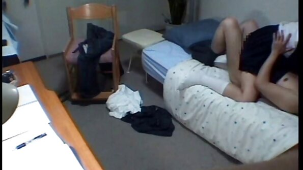 ਵੱਡੇ tits ਦੇ ਨਾਲ ਇੱਕ brunette ਉਸ ਦੀ ਚੂਤ ਡੂੰਘੇ ਪਰਵੇਸ਼ ਹੋ ਰਹੀ ਹੈ