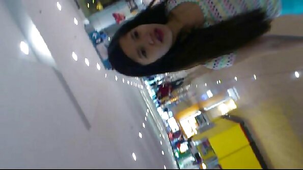 ਇੱਕ ਚੂਚਾ ਜਿਸ ਦੇ ਕੁਦਰਤੀ ਛਾਤੀਆਂ 'ਤੇ ਵੱਡੇ ਫੁੱਲੇ ਹੋਏ ਨਿੱਪਲ ਹਨ, ਇੱਕ ਕੁੱਕੜ ਨੂੰ ਚੂਸਦਾ ਹੈ