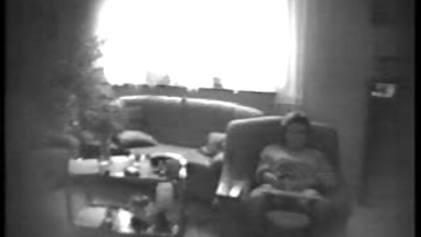 ਇੱਕ ਸਿੰਗਦਾਰ ਏਸ਼ੀਅਨ ਔਰਤ ਆਪਣੀ ਸੈਕਸੀ ਸੰਪੱਤੀ ਨੂੰ ਆਪਣੇ ਕੱਪੜਿਆਂ ਵਿੱਚੋਂ ਖਿਸਕਣ ਦਿੰਦੀ ਹੈ