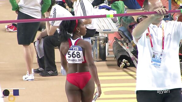 ਇੱਕ ਗਰਮ ਗੋਲ ਗਧੇ ਦੇ ਨਾਲ ਇੱਕ ਸੈਕਸੀ ਗੋਰੀ ਅਸਲ ਵਿੱਚ ਹਾਰਡ fucked ਹੋ ਰਹੀ ਹੈ