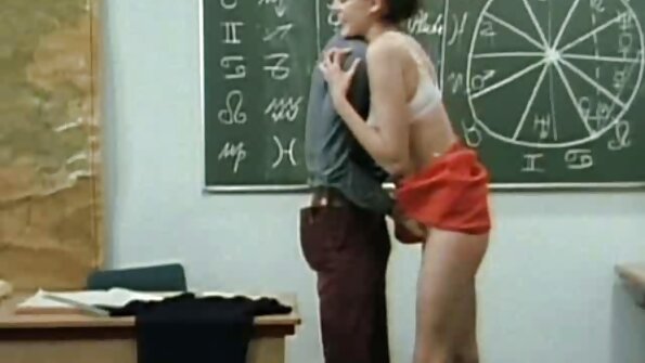 ਸੁੰਦਰ ਮੁਰਗੀ ਨੂੰ ਬੰਨ੍ਹਿਆ ਜਾ ਰਿਹਾ ਹੈ ਅਤੇ ਉਸਦੇ ਬੁਆਏਫ੍ਰੈਂਡ ਦੁਆਰਾ fucked ਕੀਤਾ ਜਾ ਰਿਹਾ ਹੈ