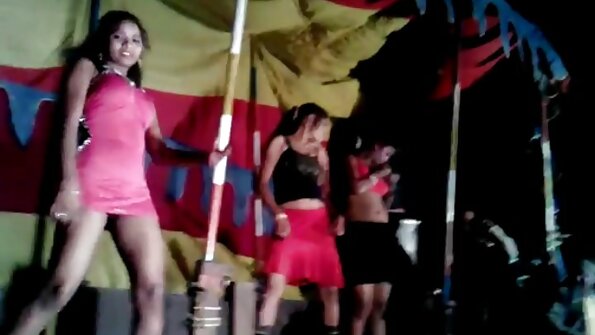 ਵੱਡੀਆਂ ਛਾਤੀਆਂ ਦੀ ਇਕੱਲੀ ਪਿਆਰੀ ਆਪਣੀ ਯੋਨੀ ਵਿੱਚ ਇੱਕ ਵਿਸ਼ਾਲ ਖਿਡੌਣਾ ਸਲਾਈਡ ਕਰਦੀ ਹੈ