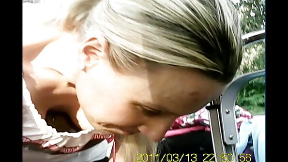 ਸਿੱਧੇ ਵਾਲਾਂ ਵਾਲੀ Brunette ਘਰ ਤੋਂ ਖੋਹ ਕੇ ਕੁੱਕੜ ਲੈ ਜਾਂਦੀ ਹੈ