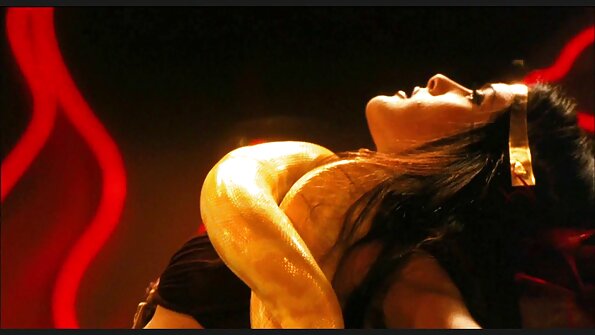 ਇੱਕ ਗੋਰੀ ਪ੍ਰਵੇਸ਼ ਕਰ ਰਹੀ ਹੈ ਅਤੇ ਉਸਦੇ ਆਦਮੀ ਦੁਆਰਾ ਸੋਫੇ 'ਤੇ ਵੀ ਚੱਟਿਆ ਜਾ ਰਿਹਾ ਹੈ