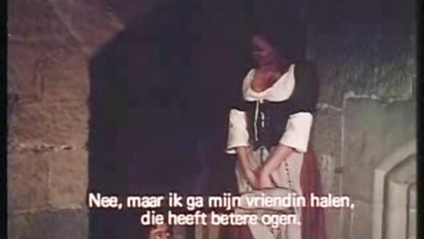 ਇੱਕ ਬਿਸਟੀ ਬਿੰਬੋ ਸ਼ਾਵਰ ਵਿੱਚ ਹੈ, ਆਪਣੇ ਆਦਮੀ ਨੂੰ ਇੱਕ ਝਟਕਾ ਨੌਕਰੀ ਦੇ ਰਹੀ ਹੈ