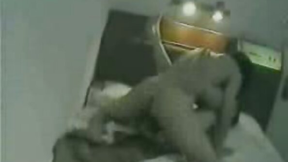 ਉਸ ਦੇ ਨਿਪਲਜ਼ 'ਤੇ ਕੁਝ ਟੈਟੂ ਦੇ ਨਾਲ ਇੱਕ ਮੁਰਗੀ ਇੱਕ ਪ੍ਰੋ ਦੀ ਤਰ੍ਹਾਂ ਕੁੱਕੜ ਨੂੰ ਚੂਸ ਰਹੀ ਹੈ