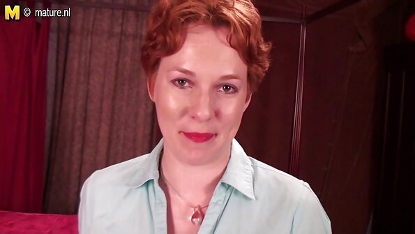 ਇੱਕ ਗਰਮ ਅਤੇ ਊਰਜਾਵਾਨ ਬੇਬੀ ਆਪਣੇ ਖੋਤੇ ਨੂੰ ਡੂੰਘਾਈ ਨਾਲ ਘੁੱਟ ਰਹੀ ਹੈ