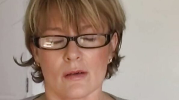 ਲੰਬੇ ਵਾਲਾਂ ਵਾਲੀ ਇੱਕ ਪਤਲੀ ਗੋਰੀ ਉਸ ਦੇ ਸਰੀਰ ਨੂੰ ਜਨਤਕ ਤੌਰ 'ਤੇ ਨੰਗਾ ਕਰ ਰਹੀ ਹੈ