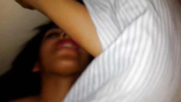 ਉਸ ਦੀ ਪਿੱਠ 'ਤੇ ਇਕੱਲੀ ਕੁੜੀ ਹੈ ਅਤੇ ਉਹ ਆਪਣੀ ਚੂਤ ਨਾਲ ਖੇਡ ਰਹੀ ਹੈ