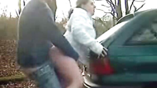 ਇੱਕ ਕਿਸ਼ੋਰ ਸਿਆਣੀ ਜੋ ਪਾਰਟੀ ਕਰਨਾ ਪਸੰਦ ਕਰਦੀ ਹੈ ਫਰਸ਼ 'ਤੇ ਬਹੁਤ ਮਸਤੀ ਕਰ ਰਹੀ ਹੈ