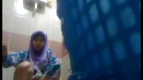 ਬਾਲ ਚੂਸਦੀ ਚਿੱਟੀ ਕੁੜੀ ਨੂੰ ਉਸ ਦੇ ਕਾਲੇ ਕੁੱਕੜ ਦੁਆਰਾ fucked ਪ੍ਰਾਪਤ ਕਰਦਾ ਹੈ