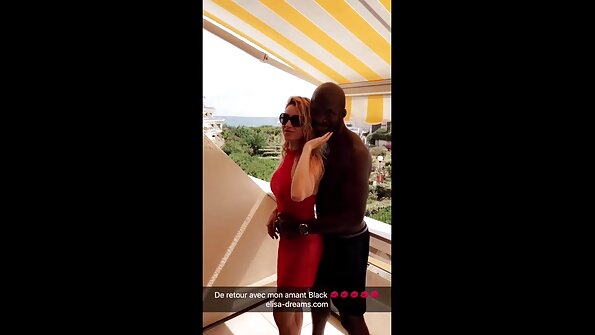 ਸੁਨਹਿਰੀ ਆਪਣੇ ਆਦਮੀ ਨੂੰ ਬੈੱਡਰੂਮ ਵਿੱਚ ਇੱਕ ਪੱਟੀ ਚੂਸਣ ਲਈ ਮਜਬੂਰ ਕਰਦੀ ਹੈ