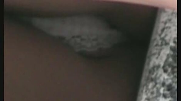 ਇੱਕ ਵੱਡਾ ਡਿੱਕ ਉੱਚੀ ਅੱਡੀ ਦੇ ਨਾਲ ਇੱਕ ਹੌਟੀ ਦੇ ਅੰਦਰ ਧੱਕਿਆ ਜਾ ਰਿਹਾ ਹੈ