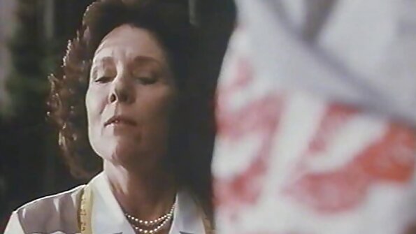 ਇੱਕ ਚੰਗੇ ਗੋਲ ਗਧੇ ਦੇ ਨਾਲ ਇੱਕ ਕੁੱਕੜ ਕੁਝ ਗੁਦਾ ਧਿਆਨ ਪ੍ਰਾਪਤ ਕਰ ਰਿਹਾ ਹੈ