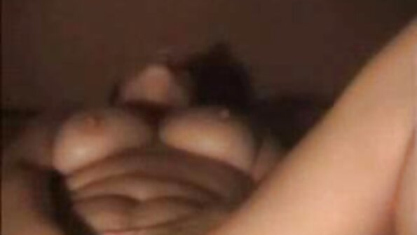 ਇੱਕ ਗੋਰਾ ਜਿਸਦਾ ਇੱਕ ਸੰਵੇਦਨਸ਼ੀਲ ਸਰੀਰ ਹੈ ਕਈ ਵੱਡੇ ਆਦਮੀਆਂ ਨੂੰ ਲੈ ਰਿਹਾ ਹੈ