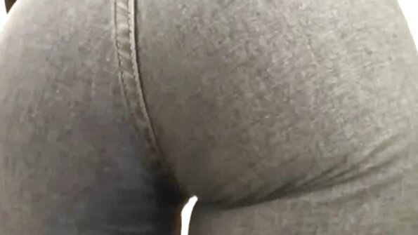 ਉੱਚੀ ਅੱਡੀ ਦੇ ਨਾਲ ਇੱਕ brunette fucked ਪ੍ਰਾਪਤ ਕਰਨ ਲਈ ਉਸ ਦੇ ਪਾਸੇ 'ਤੇ ਹੋ ਰਹੀ ਹੈ