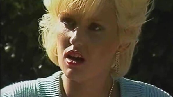 ਇੱਕ ਸੋਹਣੀ ਕੁੜੀ ਮੁਸਕਰਾਉਂਦੀ ਹੈ ਕਿਉਂਕਿ ਉਹ ਉਸਦੀ ਚੂਤ ਵਿੱਚ ਡੂੰਘਾਈ ਨਾਲ ਘੁਸ ਜਾਂਦੀ ਹੈ