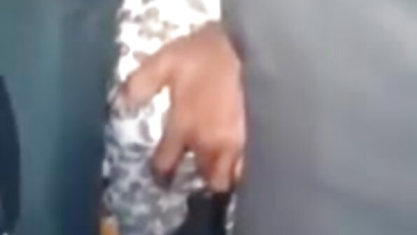 ਇਕ ਮੁਟਿਆਰ ਇਕੱਲੀ ਇਸ਼ਨਾਨ ਕਰ ਰਹੀ ਹੈ ਅਤੇ ਆਰਾਮ ਕਰ ਰਹੀ ਹੈ