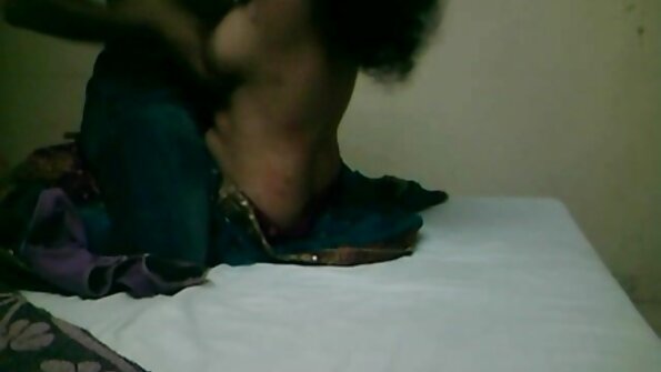 ਸੱਜੇ ਮੋਢੇ 'ਤੇ ਡ੍ਰੈਗਨ ਟੈਟੂ ਵਾਲਾ ਬੇਬੇ ਦੋਸਤ ਦੀ ਚੂਤ ਨੂੰ ਮੁੱਠੀ ਵਿੱਚ ਲਾਉਂਦਾ ਹੈ