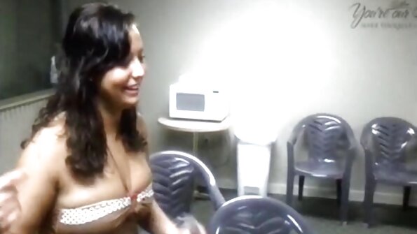 ਕੰਨ ਖਿੱਚਣ ਵਾਲੇ ਪਲੱਗਾਂ ਵਾਲੀ ਸੁਨਹਿਰੀ ਸਵੀਟੀ ਪਤੀ ਨੂੰ ਪਿਆਰ ਕਰਦੀ ਹੈ