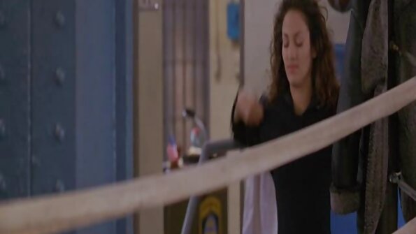 ਆਪਣੇ ਬੋਨਰ ਨੂੰ ਇਸ ਪਿਆਰੇ ਨੌਜਵਾਨ ਬਲੂਨੇਟ ਦੀ ਚੂਤ ਵਿੱਚ ਦਫਨਾਓ