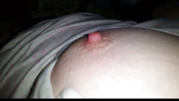 ਇੱਕ ਕੁੜੀ ਬੈੱਡ 'ਤੇ ਡੌਗੀ ਸਟਾਈਲ ਸੈਕਸ ਕਰਦੇ ਹੋਏ ਪਾਗਲ ਹੋ ਰਹੀ ਹੈ