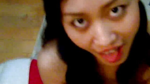 ਇੱਕ ਕੁੜੀ ਆਪਣੇ ਆਦਮੀ ਦੇ ਸਿਖਰ 'ਤੇ ਮੇਜ਼ ਦੇ ਸਿਖਰ 'ਤੇ ਹੈ, fucked ਹੋ ਰਹੀ ਹੈ