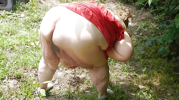 ਐਂਜੀ ਕੋਕਸ ਇੱਕ ਮੇਜ਼ ਉੱਤੇ ਝੁਕਿਆ ਅਤੇ ਦੋ ਦੋਸਤਾਂ ਦੁਆਰਾ ਚੁਦਾਈ ਗਈ