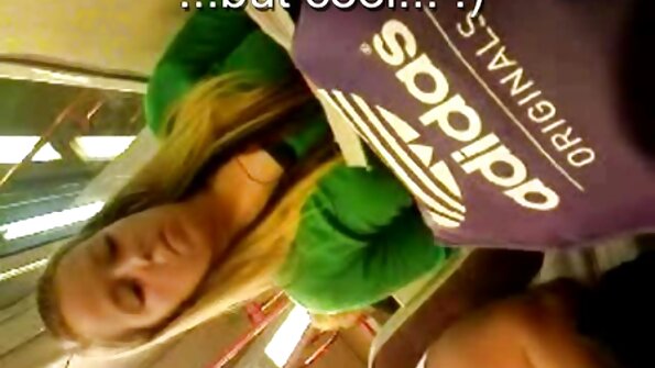 ਸੁਨਹਿਰੀ ਸਵੀਟੀ ਸੋਹਣੇ ਬੂਬੀਜ਼ ਦੇ ਨਾਲ ਘਰ ਵਿੱਚ ਸਲੈਮ ਹੋ ਜਾਂਦੀ ਹੈ