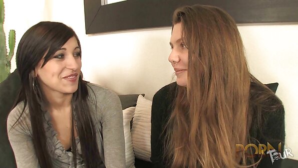 ਬੰਨ੍ਹੇ ਹੋਏ ਹੱਥ ਨੌਜਵਾਨ ਇੱਕ ਵੱਡੇ ਡਿਕ ਦੁਆਰਾ ਪਿੱਛੇ ਤੱਕ ਮੋਟੇ ਤੌਰ 'ਤੇ fucked