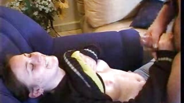 ਸੁਨਹਿਰੀ ਸੁਨਹਿਰੀ ਪਿਆਰੀ ਆਪਣੀ ਧੀ ਦੇ ਸਾਹਮਣੇ assfucked ਪ੍ਰਾਪਤ ਕਰਦਾ ਹੈ