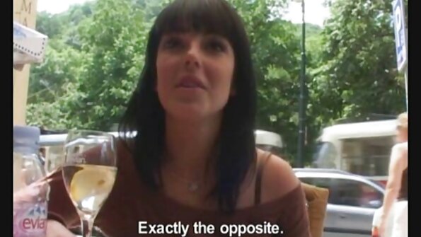 Busty ਸੁਨਹਿਰੀ MILF ਘਰ ਵਿੱਚ ਦੋ ਵੱਡੇ peckers ਦਾ ਆਨੰਦ